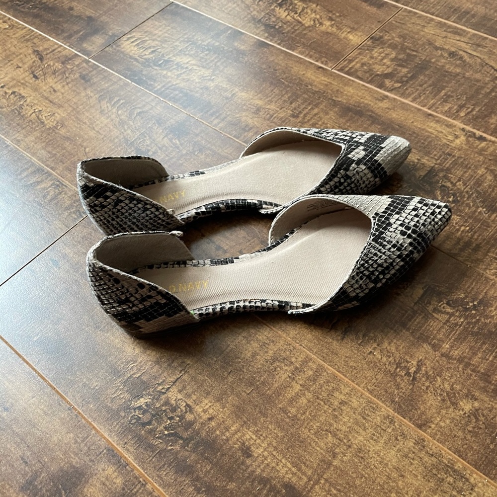 Snake pattern flattering flat shoes